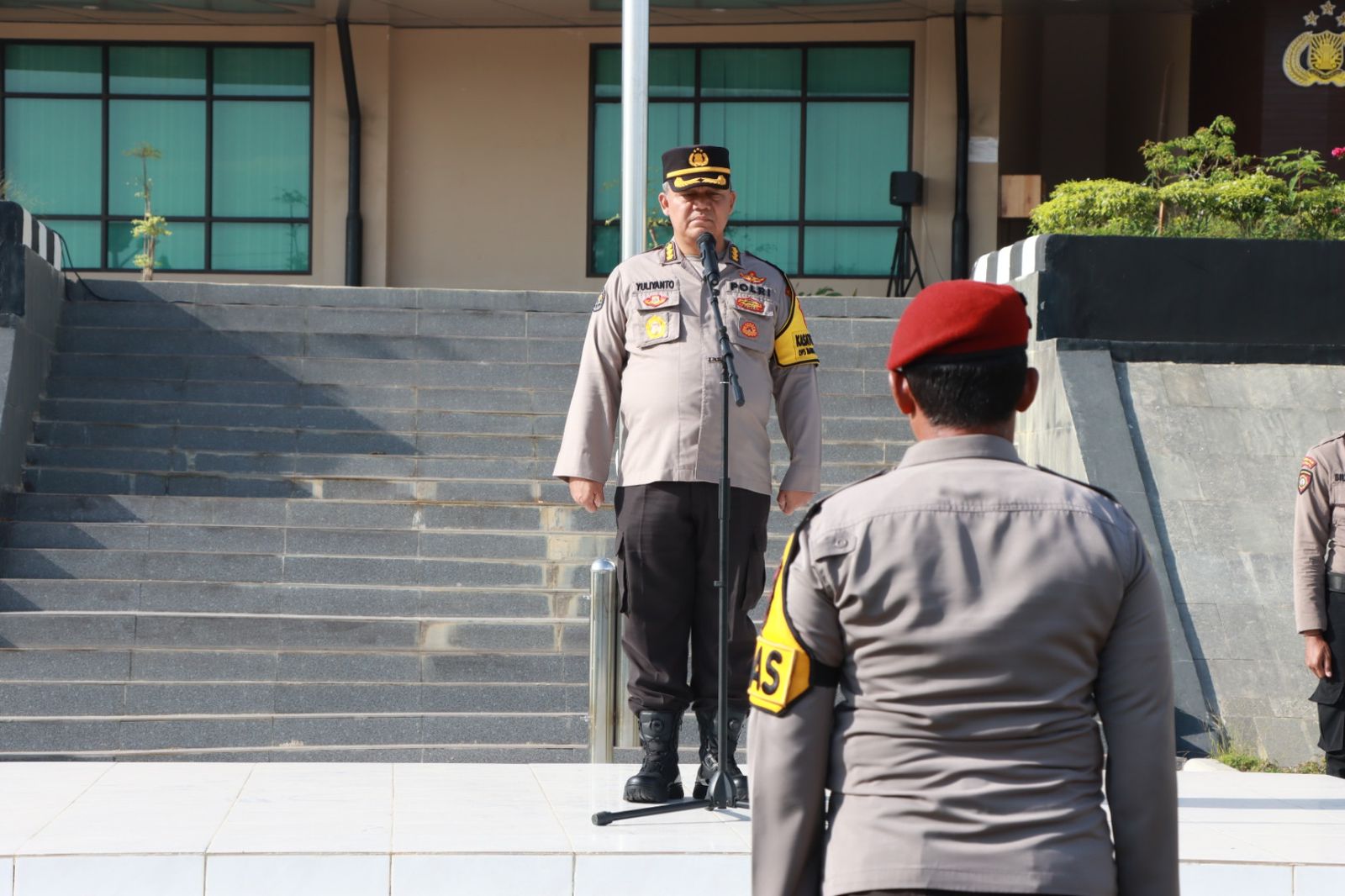 Kabidhumas Polda Kaltim Serukan Netralitas dan Kepercayaan Publik dalam Apel di Polres Berau