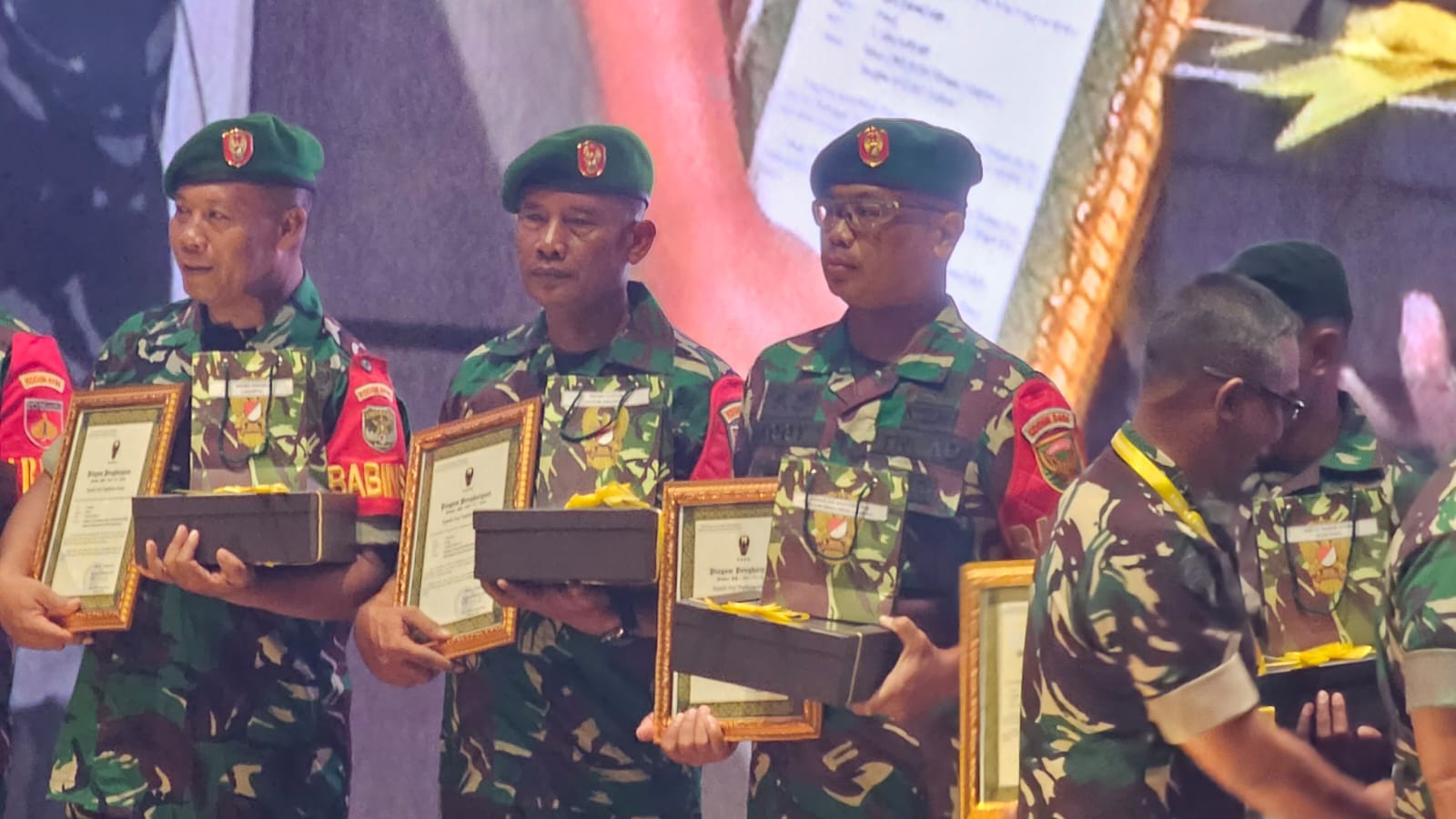 Babinsa Koramil 08/Maratua, Sersan Mayor Daryono Dinobatkan sebagai Pahlawan Pembangunan di Wilayah 3T oleh KSAD