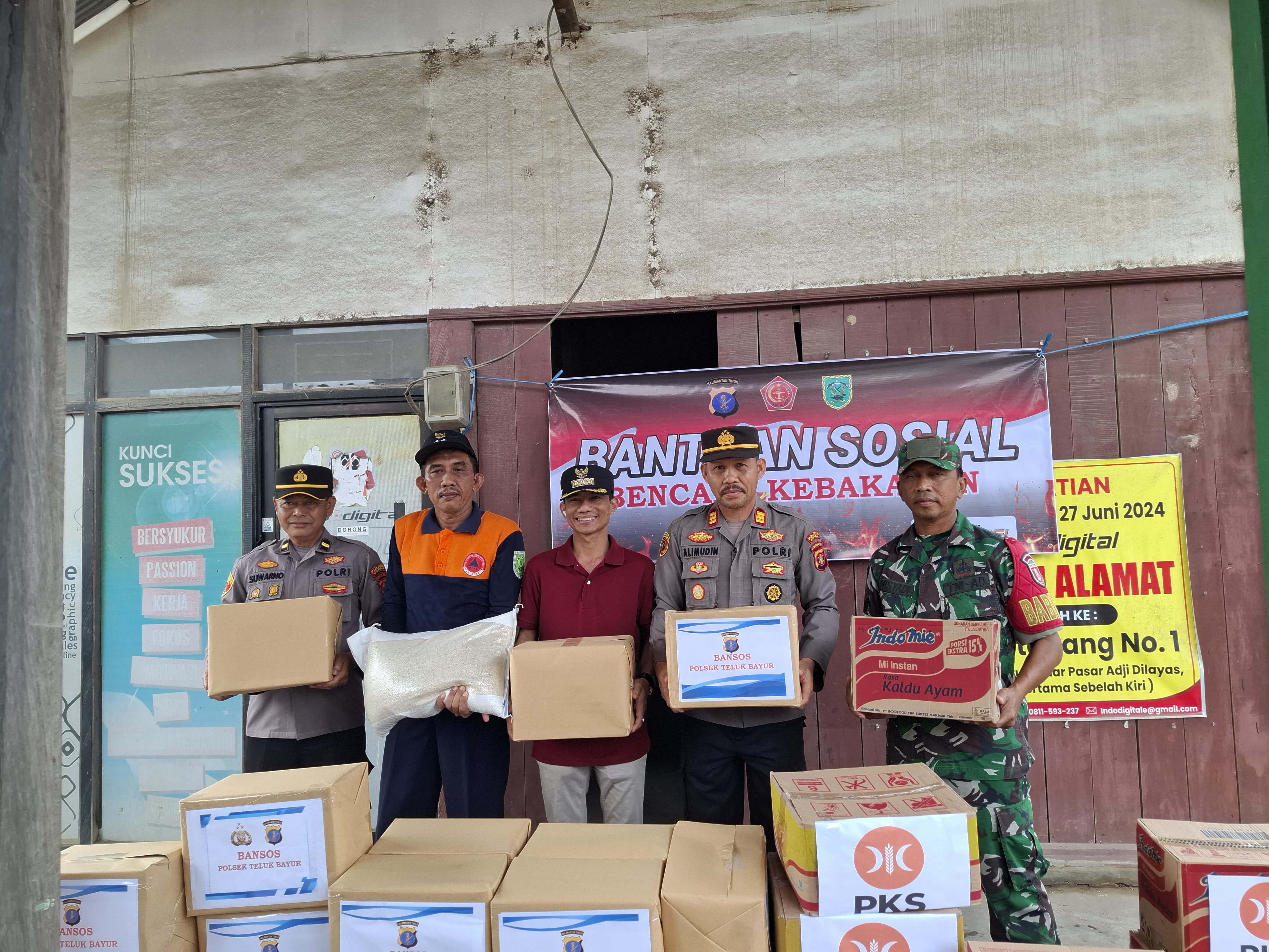 Peduli Korban Kebakaran, Polsek Teluk Bayur dan DPRD Berau Salurkan Bantuan Sosial