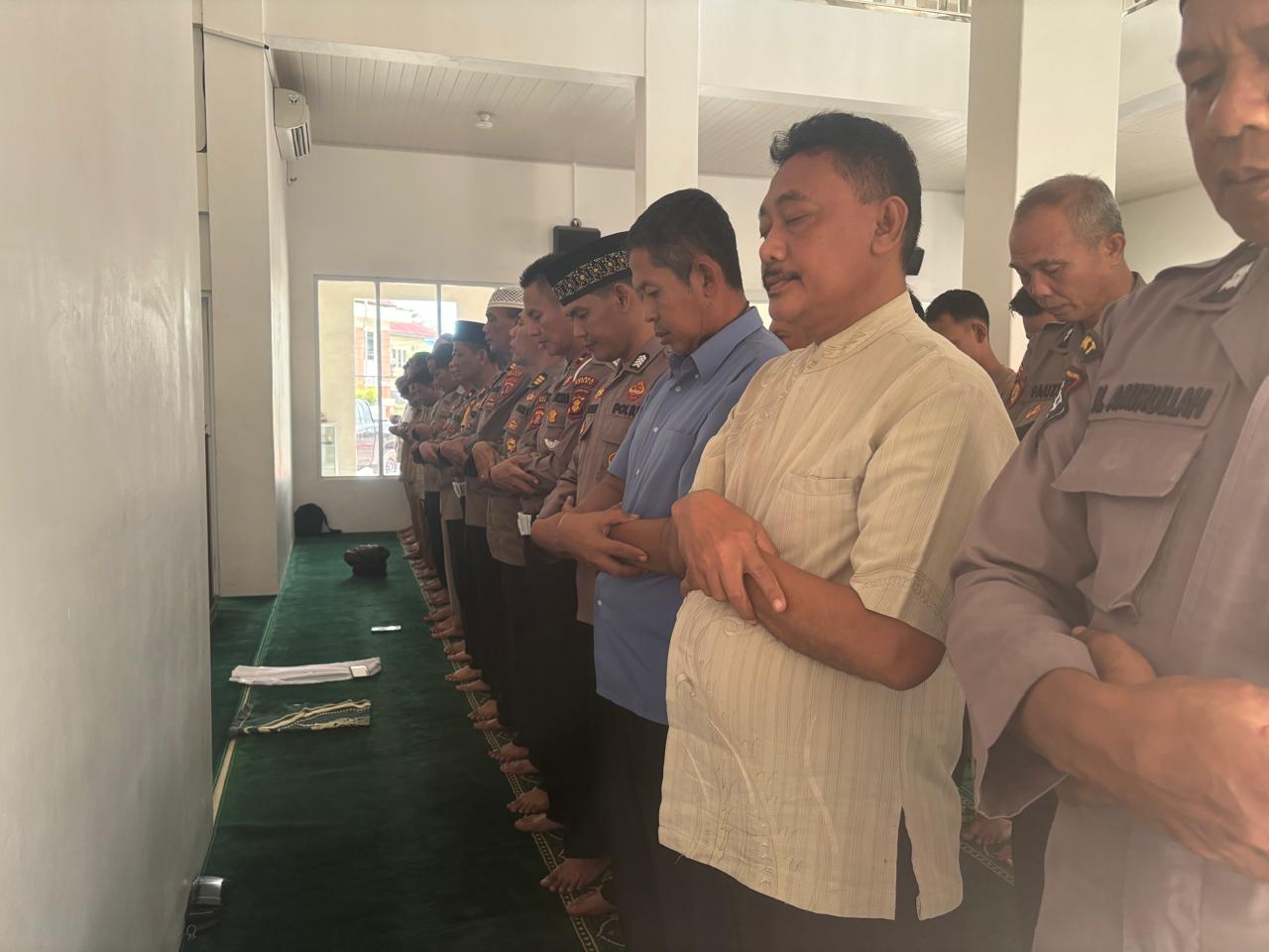 Polres Berau Gelar Salat Gaib untuk Tiga Bhayangkara yang Gugur di Medan Tugas