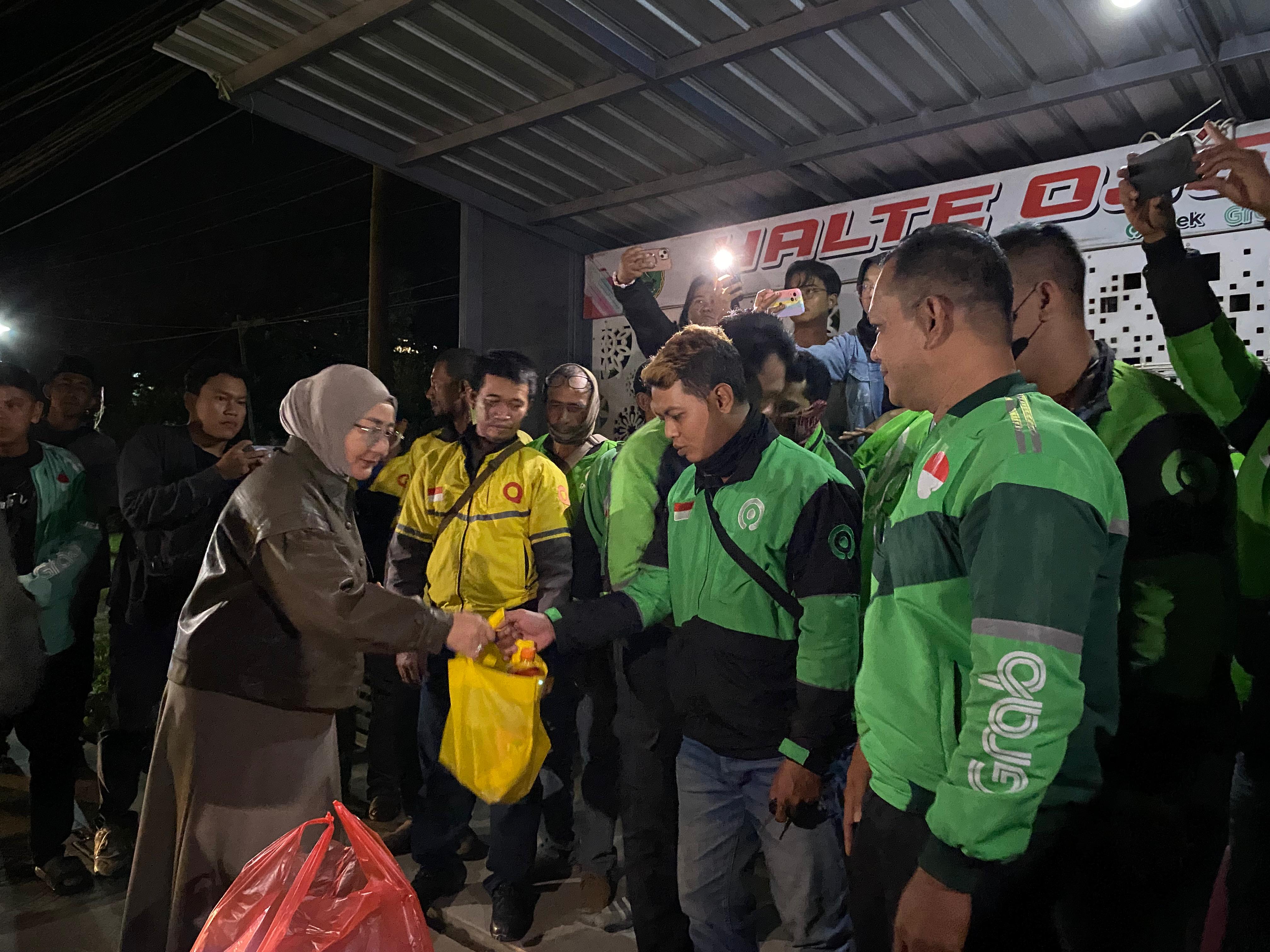 Sentuhan Humanis di Dini Hari, Bupati Berau Sapa Pengemudi Ojek Online Lewat Sahur On The Road