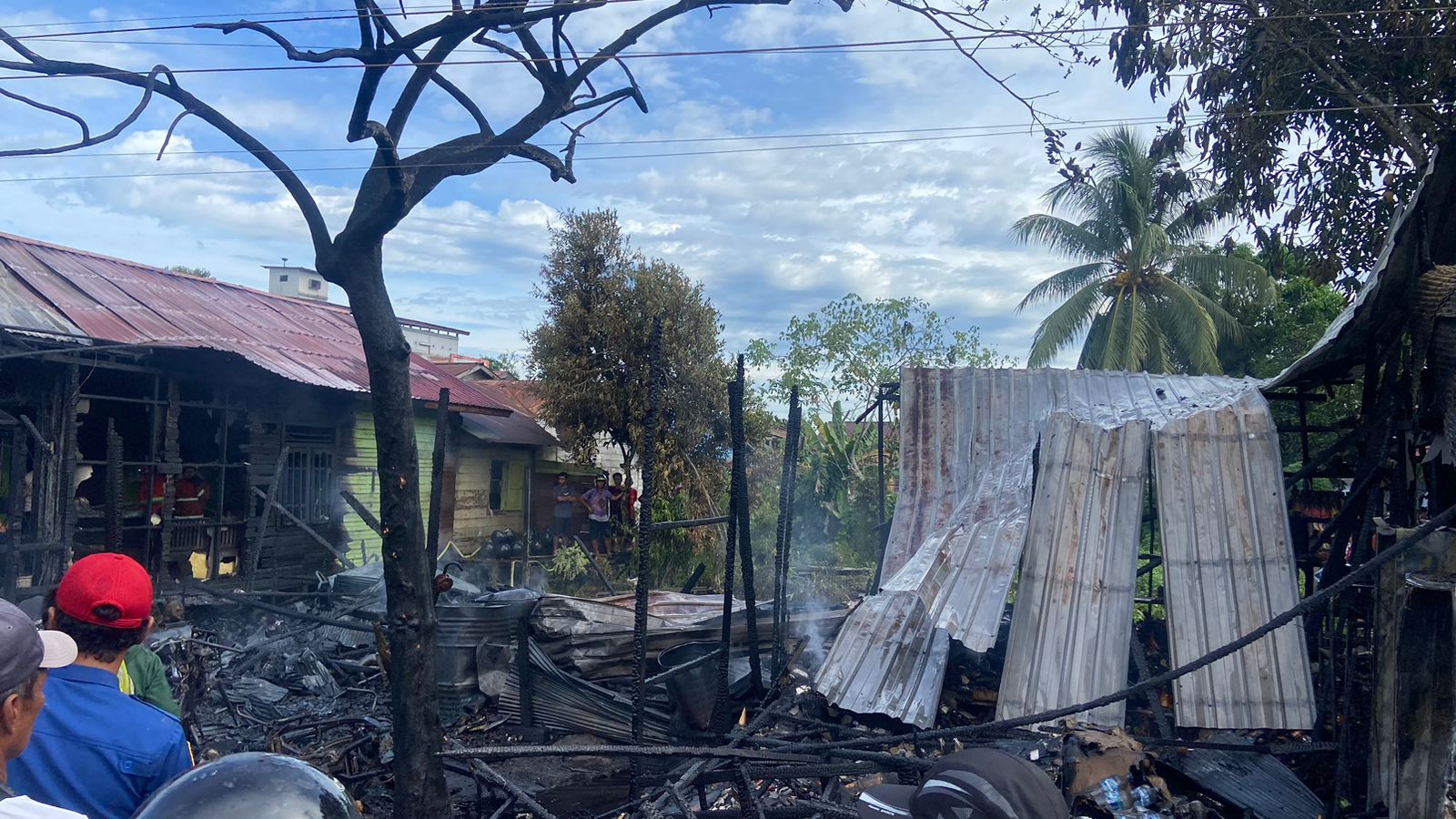 Kebakaran Landa Sambaliung, 3 Bangunan Hangus, Dua Petugas Luka