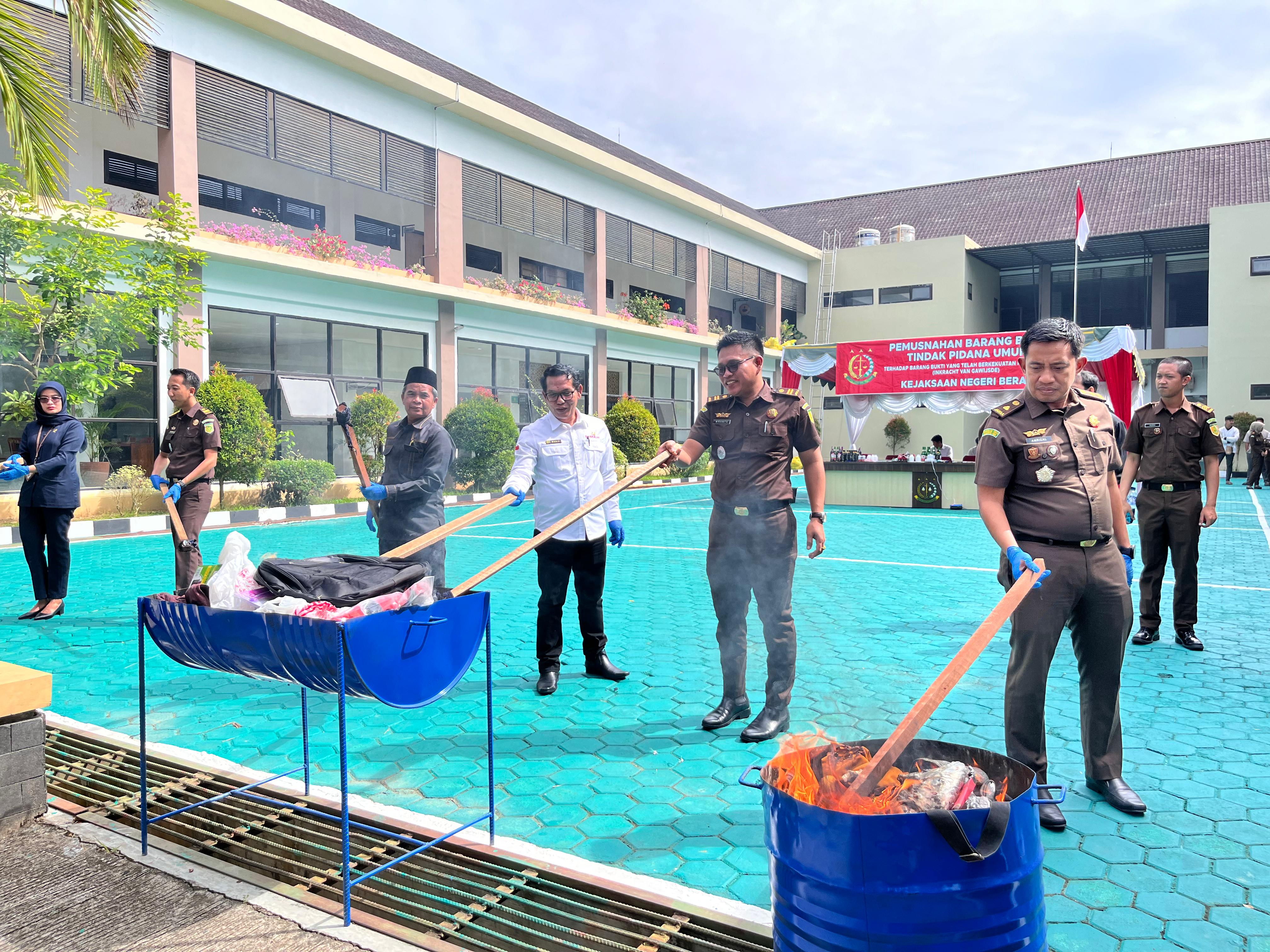 Kejari Berau Musnahkan Barang Bukti dari 184 Perkara Pidana November 2024 hingga Juni 2025