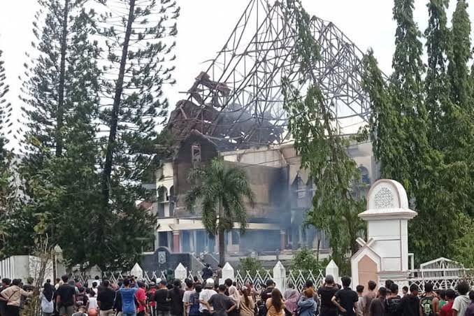 Aksi Massa Bakar Gedung DPRD NTB, Dipicu Demo Ricuh