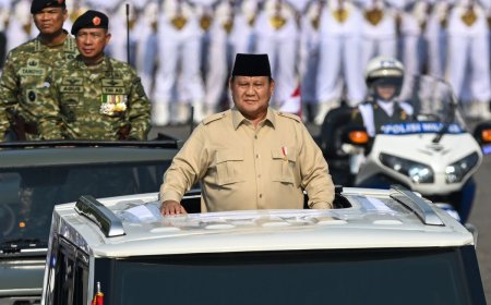 Presiden Prabowo Serahkan Santunan untuk Keluarga 3 Prajurit TNI yang Gugur