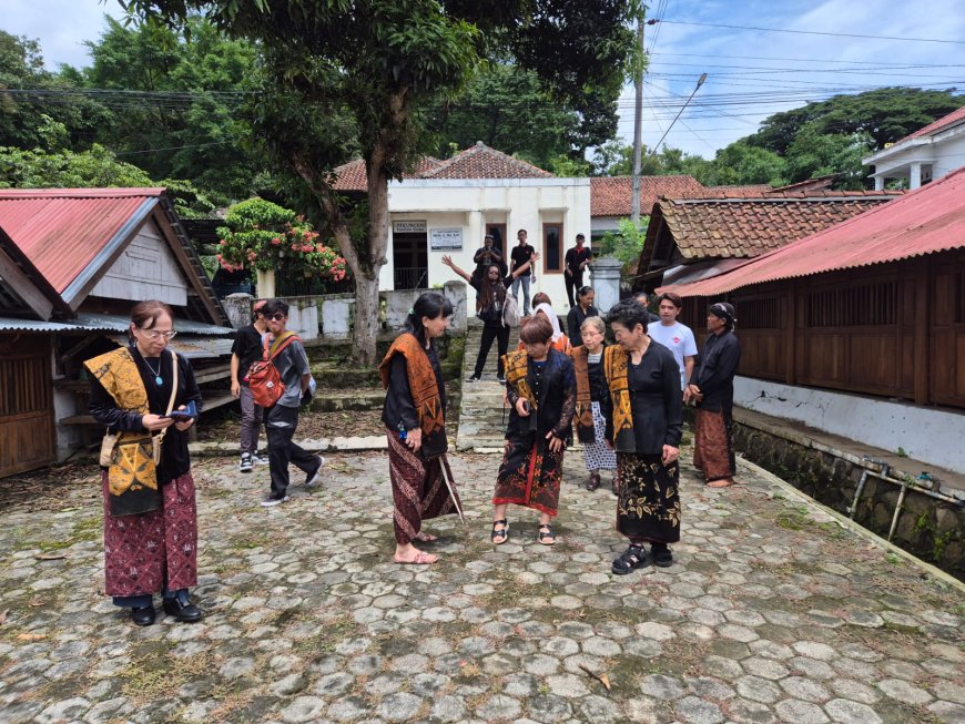 Guru Bahasa Jepang Rasakan Pengalaman Unik Mengenal Tradisi Adat Bonokeling di Banyumas