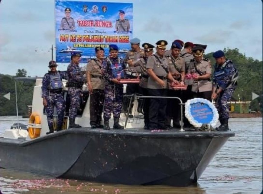 Peringati HUT ke-75, Polairud Polres Berau Tebar Bunga di Sungai Segah