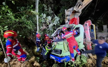 Truk Pembawa Dozer Terguling di Jurang, Dua Penumpang Meninggal Dunia