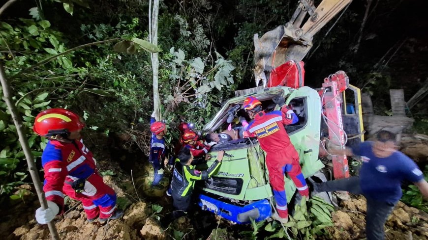 Truk Pembawa Dozer Terguling di Jurang, Dua Penumpang Meninggal Dunia