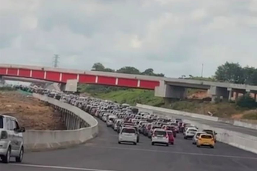 Tol IKN Membeludak Natal dan Haul Sekumpul Picu Kemacetan GT Manggar