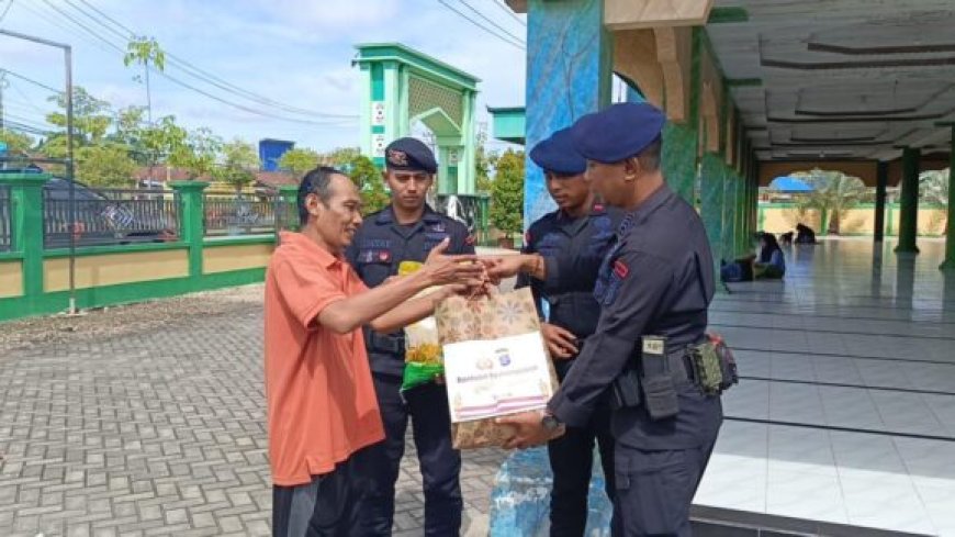 Aksi Jumat Berkah Brimob Berau Salurkan Bantuan Sembako untuk Lansia di Tanjung Redeb