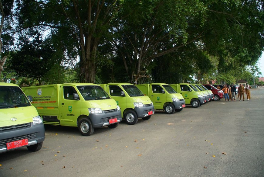 Pemkab Berau Serahkan 10 Unit Mobil Pengangkut Sampah ke Kelurahan