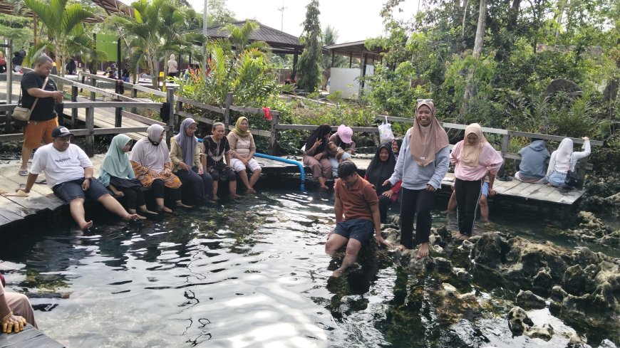 Beragam Khasiat Kesehatan Air Panas Asin Pemapak di Biatan Berau, Kalimantan Timur
