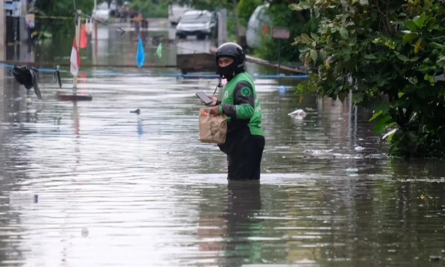 Dokter Ingatkan Risiko Penyakit Serius pada Pekerja Lapangan Saat Hujan dan Banjir