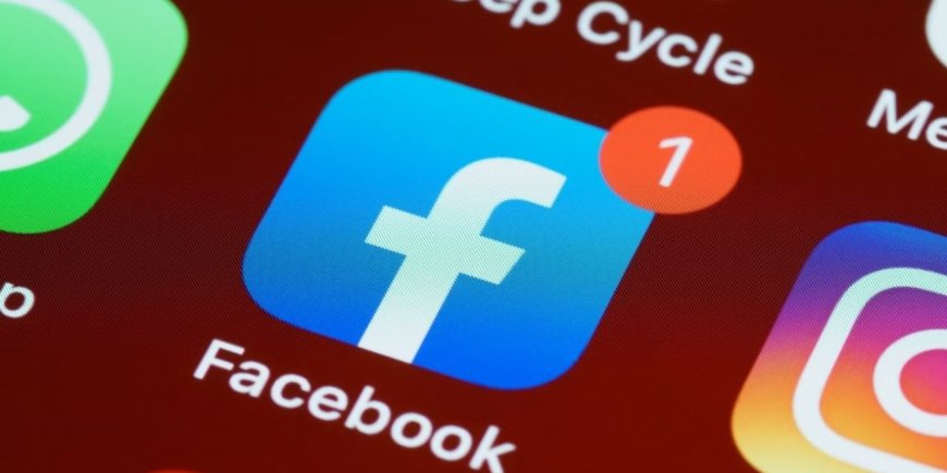 Anomali Algoritma 2026, Mengapa Narasi Panjang Kembali Menjadi Primadona di Facebook?