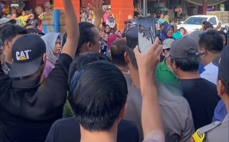 Dua Hari Setelah Diresmikan, Pedagang Pasar Sanggam Adji Dilayas Gelar Unjuk Rasa Tolak Portal Nontunai