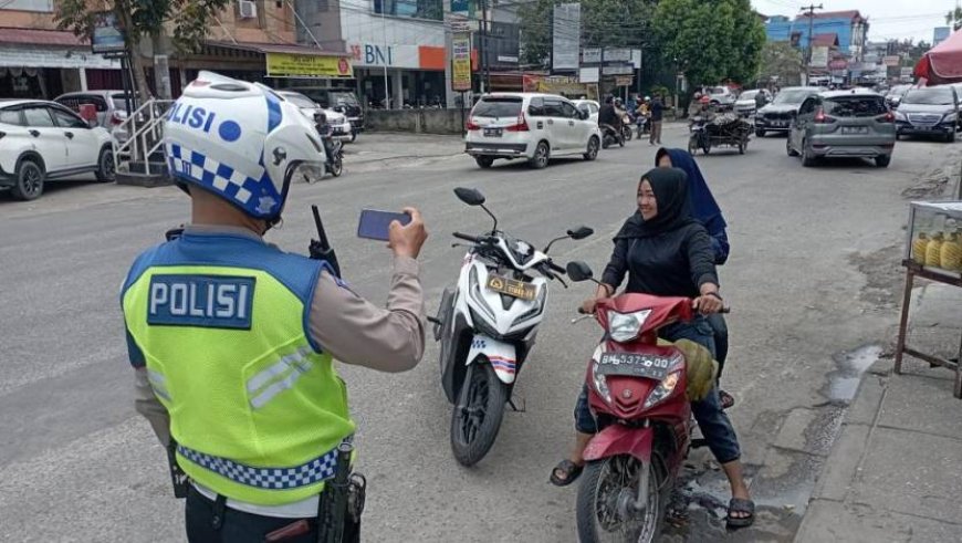 Masyarakat Berau Wajib Tahu: Polisi Kini Bisa Tilang Elektronik Sambil Patroli di Jalan