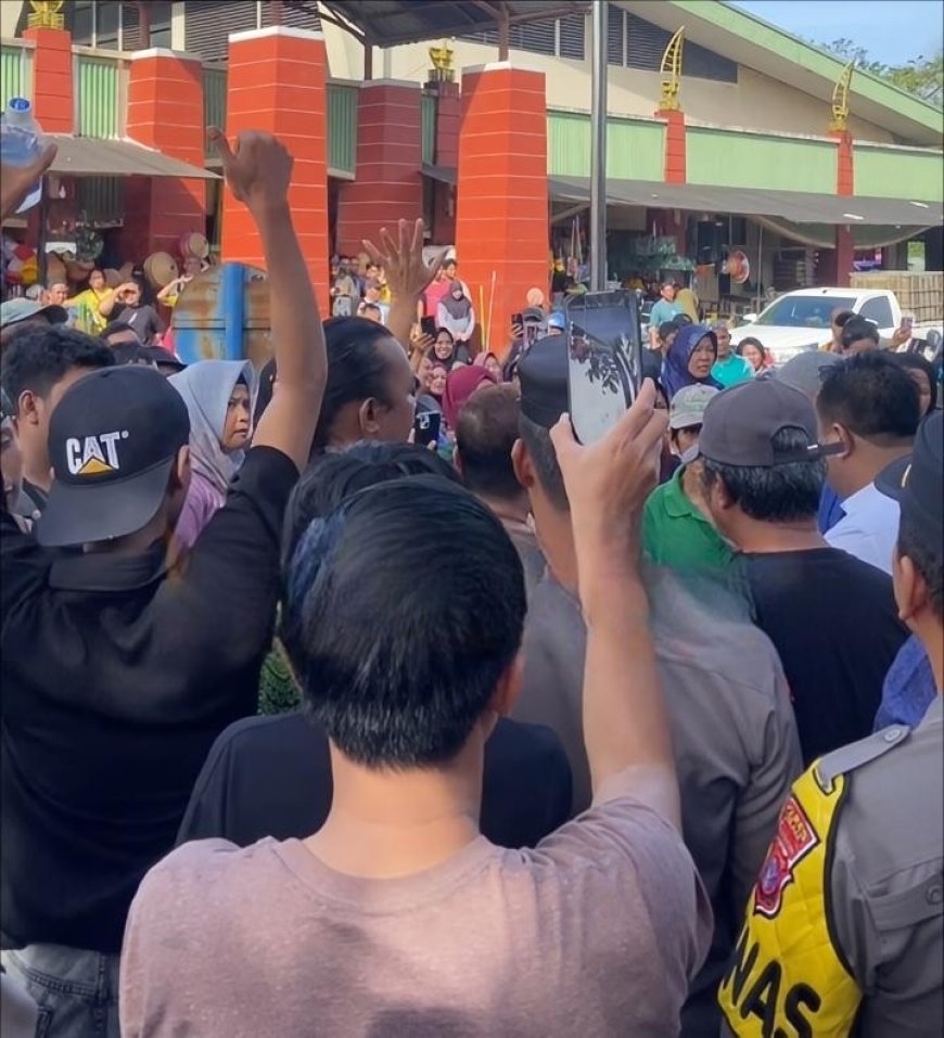 Dua Hari Setelah Diresmikan, Pedagang Pasar Sanggam Adji Dilayas Gelar Unjuk Rasa Tolak Portal Nontunai