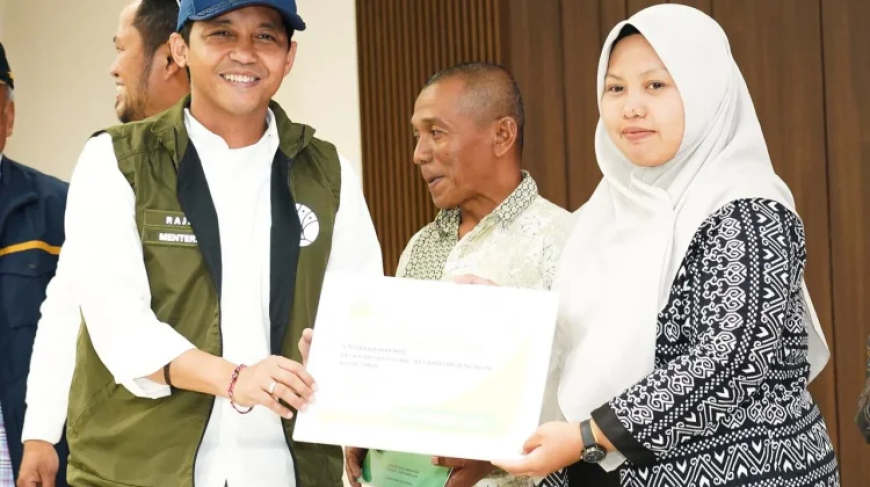 Menteri Kehutanan Serahkan SK Perhutanan Sosial di IKN: Wujudkan Akses Legal bagi Petani Lokal